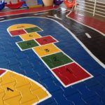 Amarelinha realizada em parquinho infantil